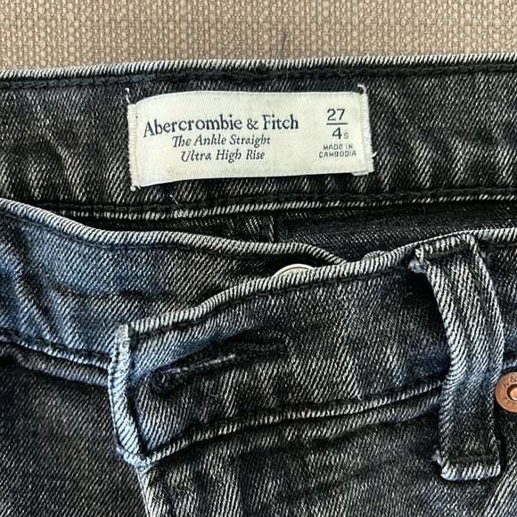 Abercrombie Faded Black Ankle Straight Ultra High Rise 27 Short - Picture 2 of 2
